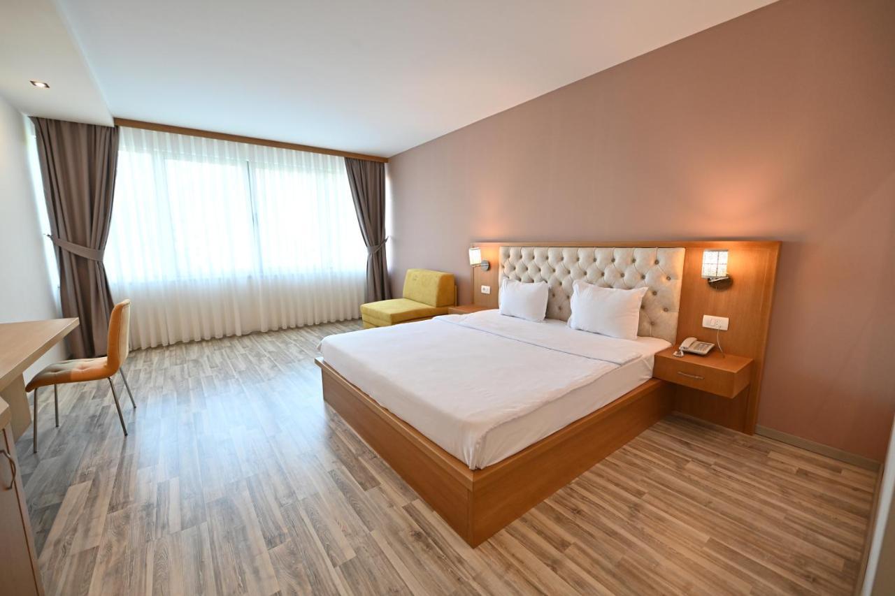 Gjakova Hotel La Villa מראה חיצוני תמונה